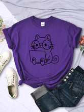 Lade das Bild in den Galerie-Viewer, Cat Study T-Shirt
